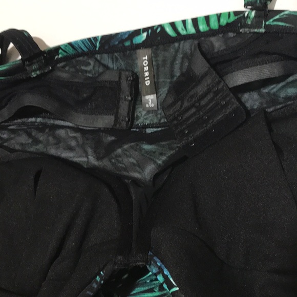 🎉HP🎉Torrid BLACK GREEN PALM PUSH-UP SWIMSUIT - Picture 12 of 16